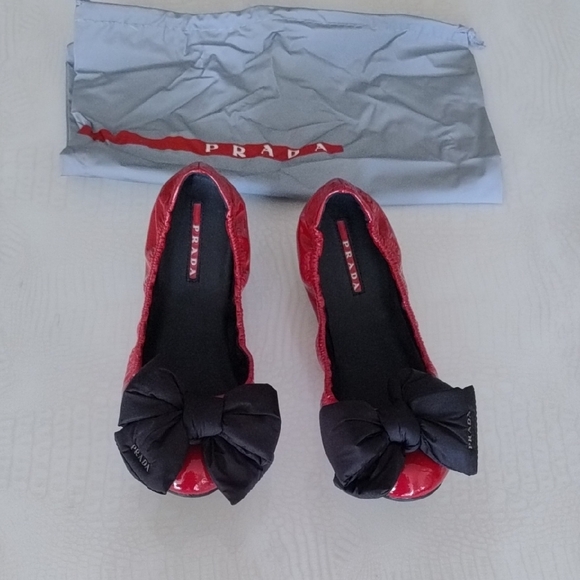 Women's Prada Red Patent Leather Ballet Flats with Bow Sz EU 38.5/US 8.5 - Picture 1 of 9